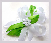 Svatební mašličky s kytičkou - bílo-sv.zelené satén