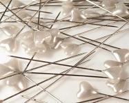 Špendlíky s perleťovými bílými srdíčky-150ks