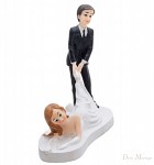Svatební figurka na dort - ženich tahá nevěstu za nohu