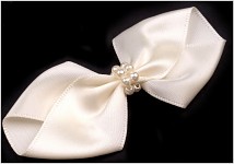 Svatební přízdoba - krémová mašlička s perlami