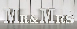 Fotorekvizita - dřevěný nápis Mr a Mrs.