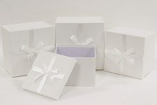 Dárková krabice hranatá bílá s mašlí - 19x19x14 cm