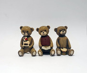 Medvídek retro sedící s hračkou - 8 cm