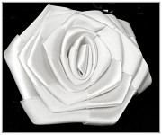 Saténový květ růže s lepítkem - 4, 5 cm - bílý