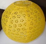 Kulatý lampion 30 cm - žlutý s kytičkami