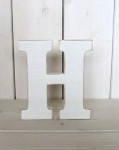 Fotorekvizita - dřevěné písmeno bílé H - 18cm