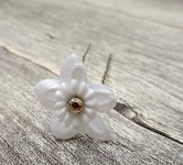 Stříbrné pérko s bílou květinkou a kamínkem - 1ks