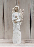Anděl masiv stojící - s kapsami a růží - 26 cm