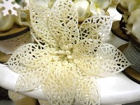 Květy poinsettia 13 cm na klipu - ivory krajkové s glitry - 2 ks