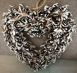 Věnec šiškové srdce  - zasněžený s glitry - 34cm
