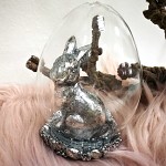 Zajíc vintage stříbrná patina ve skleněném vejci - 12 x 8 cm