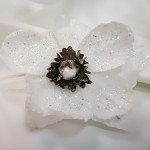 Květ čemeřice 9 cm - zápich - bílohnědý glitter