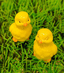 Kuřátko žluté polyrezin 4x2 cm