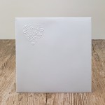 Obálka barevná čtverec -  bílá s ražbou- květinové srdce