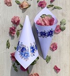 Papírový kornout na plátky růží - 8 ks - bílý s modrými květy