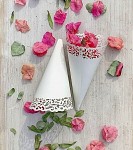 Papírový kornout na plátky růží - 8 ks - bílý krajkový lem