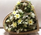 Dřevěné srdce s jarními květinami - 32 cm