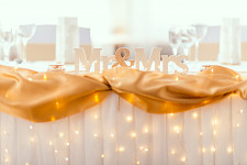 Dřevěný nápis - Mr&Mrs bílo-zlatý - půjčovna