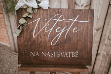 Dřevěná uvítací tabule - Vítejte na naší svatbě - tmavá - půjčovna