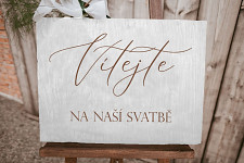 Dřevěná uvítací tabule - Vítejte na naší svatbě -bílá - půjčovna