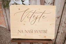 Dřevěná uvítací tabule - Vítejte na naší svatbě - přírodní - půjčovna