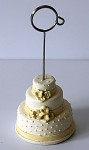 Stojánek na jmenovky - svatební dort krémový