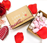 LOVE IS SWEET - krabička mandlí a srdíček - 75 g