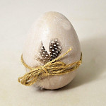 Vejce polyston - béžové s peříčkem - 90 mm Vejce polyston - béžové s peříčkem - 90 mm