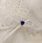 Podvazek KATE II. bílý s modrým srdcem a perlou
