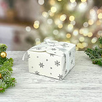 Krabička vánoční hranatá malá - bílá s vločkami a stuhou 