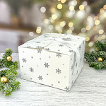 Krabička vánoční hranatá velká - bílá s vločkami a stuhou  