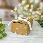 Krabička vánoční hranatá malá - kraftová s vločkami a stuhou  