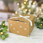 Krabička vánoční hranatá velká - kraftová s vločkami a stuhou   