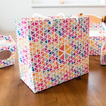 Dárková taška  22 x 11 x 20 cm - barevné trojúhelníky