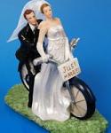 Svatební pár na kole - nevěsta závoj