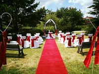 Svatební koberec - běhoun - červený - půjčovna