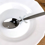 Děravá lžíce pro novomanžele